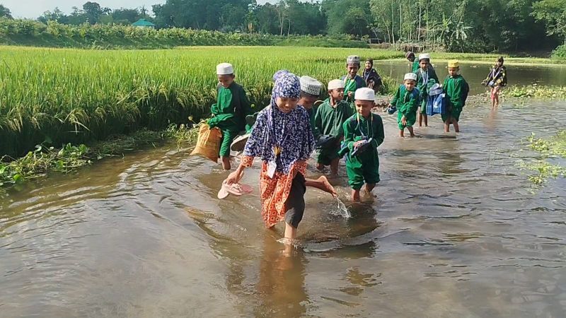 কালভার্ট নির্মাণে রাস্তা খনন করেই উধাও ঠিকাদার