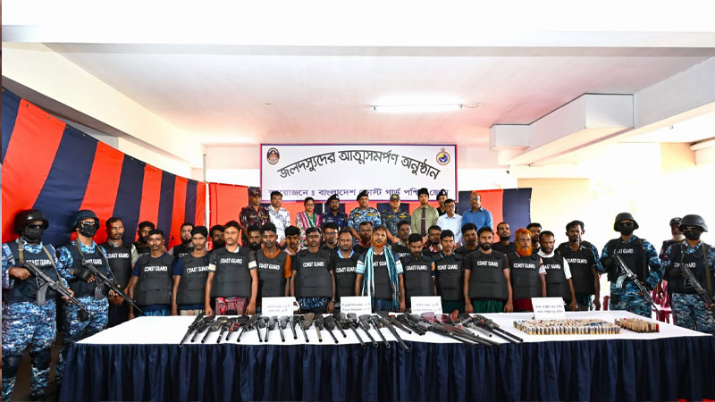 সুন্দরবনে অস্ত্রসহ ২৭ ডাকাতের আত্মসমর্পণ