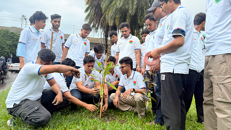 জুলাই গণঅভ্যুত্থানের শহীদদের স্মরণে ঢাকায় ছাত্রদলের বৃক্ষরোপণ