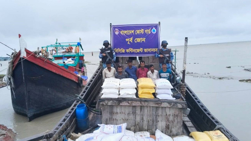 কোস্ট গার্ডের অভিযানে ৬ পাচারকারী আটক