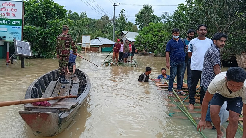 বন্যায় পানিবন্দি লাখো মানুষ, খাদ্য সংকট