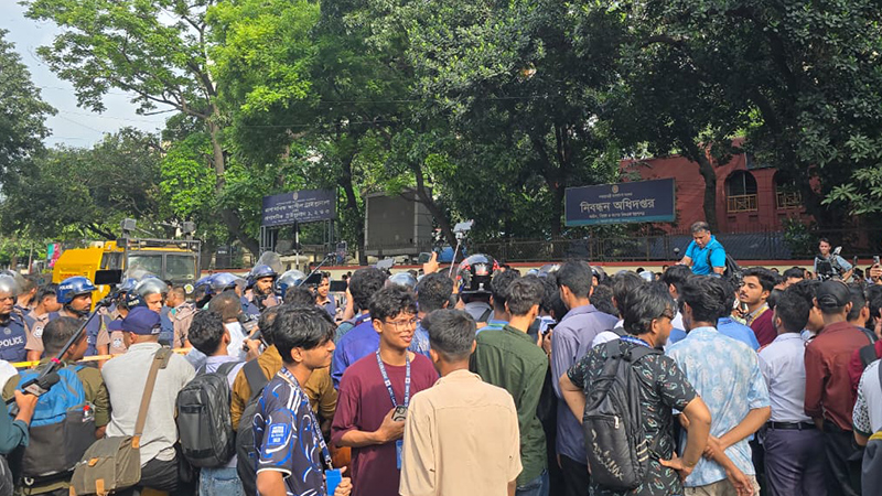 শিক্ষা ভবনের সামনে আন্দোলনকারী শিক্ষার্থীরা, পুলিশের ব্যারিকেড