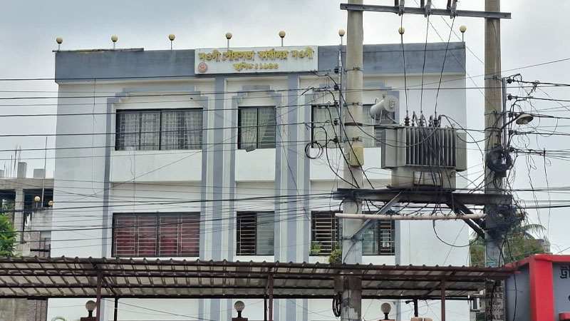 আড়াই লাখ মানুষ, নেই কোনো পাবলিক টয়লেট