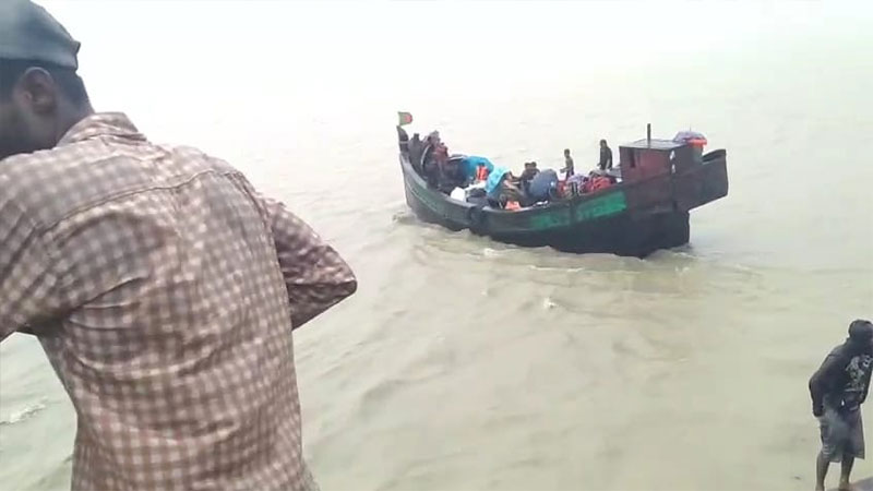 উত্তাল সমুদ্র পাড়ি দিয়ে ১৪০ যাত্রী নিয়ে সেন্টমার্টিন পৌঁছাল ৩ ট্রলার