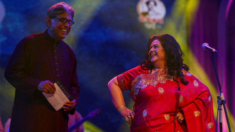শুধু আফজাল হোসেনের সঙ্গেই নয়, রুনা লায়লা দর্শকদের সঙ্গে নানান মজায় মেতেছিলেন পুরো আয়োজন জুড়ে। 