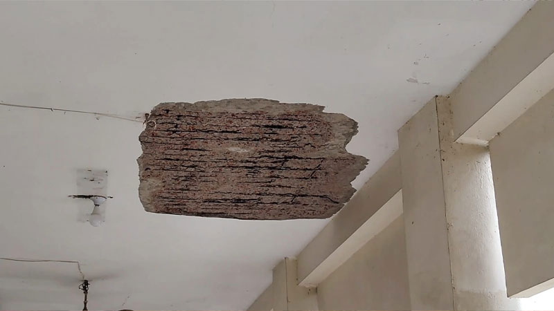 বাগেরহাটে আদালত ভবনের ছাদের পলেস্তারা খসে আহত ৫