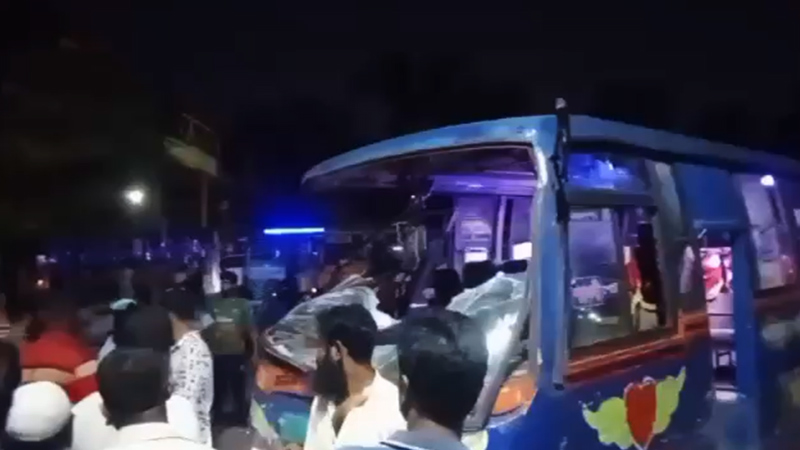 নিয়ন্ত্রণ হারিয়ে কুর্মিটোলা হাসপাতাল প্রাঙ্গণে বাস, নিহত ১