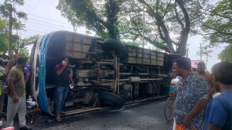 চুয়াডাঙ্গায় যাত্রীবাহী বাস উল্টে আহত ২০