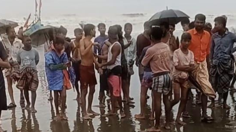 টেকনাফে রোহিঙ্গাবাহী নৌকাডুবি, নিখোঁজ ১৩