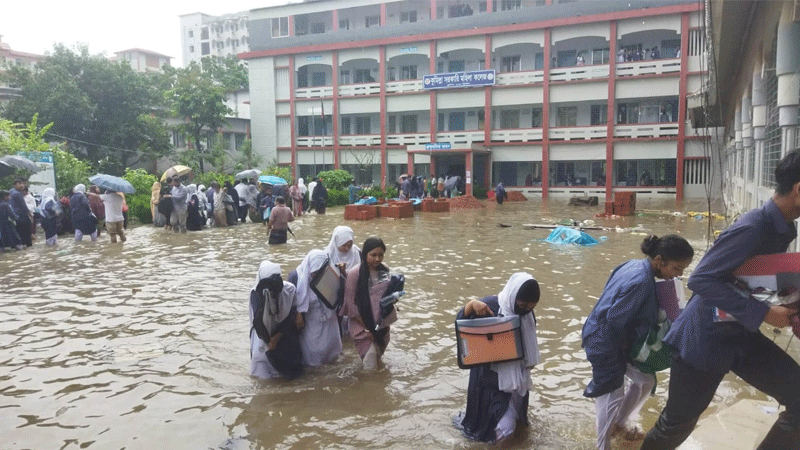 রাতভর বৃষ্টিতে কুমিল্লায় জলাবদ্ধতা, এইচএসসি পরীক্ষার্থীদের ভোগান্তি