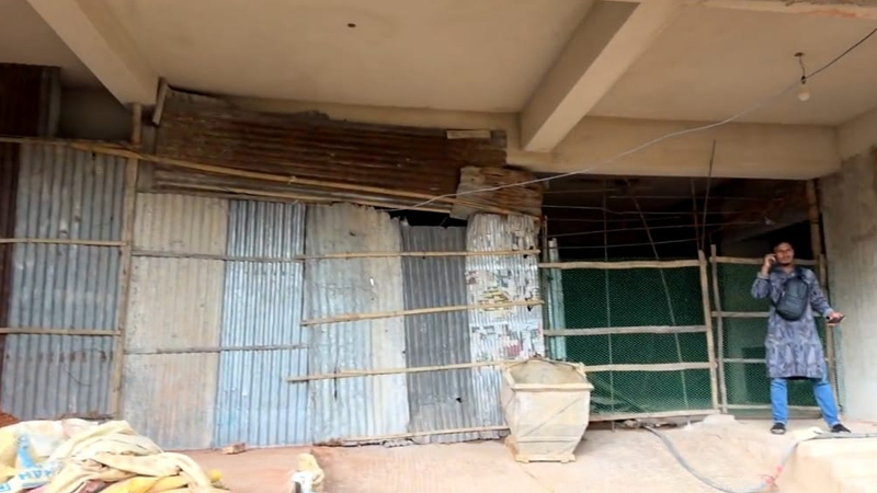 চাঁদা না পেয়ে নির্মাণাধীন ভবনে হামলা, ককটেল বিস্ফোরণ হাটহাজারীতে নির্মাণাধীন ভবনে হামলা ও ককটেল বিস্ফোরণের ঘটনাস্থলের ফাইল ছবি।