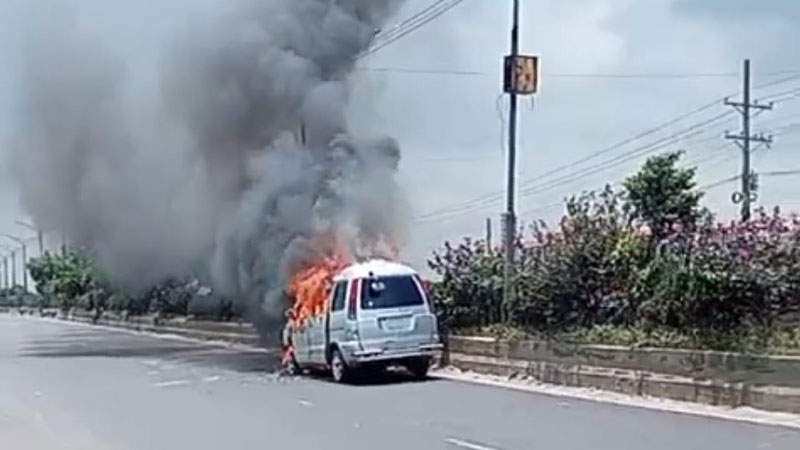 সাভারে চলন্ত মাইক্রোবাসে আগুন