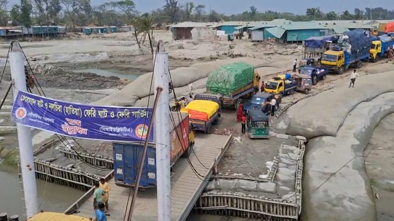 নোয়াখালী-হাতিয়া ফেরিঘাটে চরম ভোগান্তি