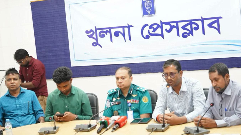 খুলনার সাংবাদিকদের সাবধানে চলাফেরার পরামর্শ পুলিশের খুলনায় সাংবাদিকদের ওপর গুলির ঘটনার পর খুলনা প্রেস ক্লাবে কেএমপি ও সাংবাদিকদের মতবিনিময় সভা