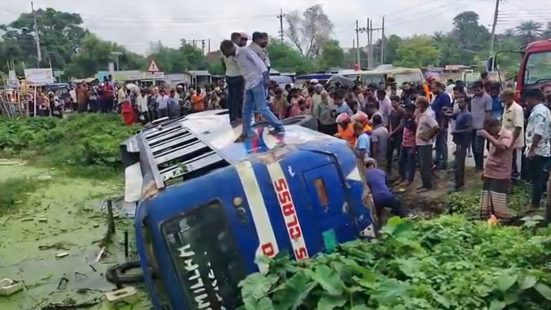 মেহেরপুরে যাত্রীবাহী বাস উল্টে আহত অন্তত ১৩