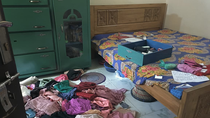 মিরসরাইয়ে স্কুল শিক্ষকের বাসা থেকে স্বর্ণালংকার ও টাকা লুট মিরসরাইয়ে স্কুল শিক্ষক হামিদা সুলতানার বাসায় চুরির ঘটনায় পুলিশের ঘটনাস্থল পরিদর্শন
