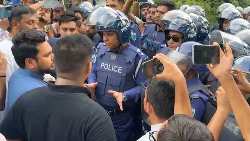 পুলিশের ব্যারিকেড ভেঙে হবিগঞ্জের পথে এনসিপির গাড়িবহর