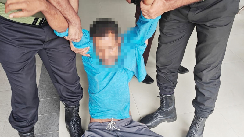 পাসপোর্ট অফিসে আনসার সদস্যদের তৎপরতায় দালাল আটক