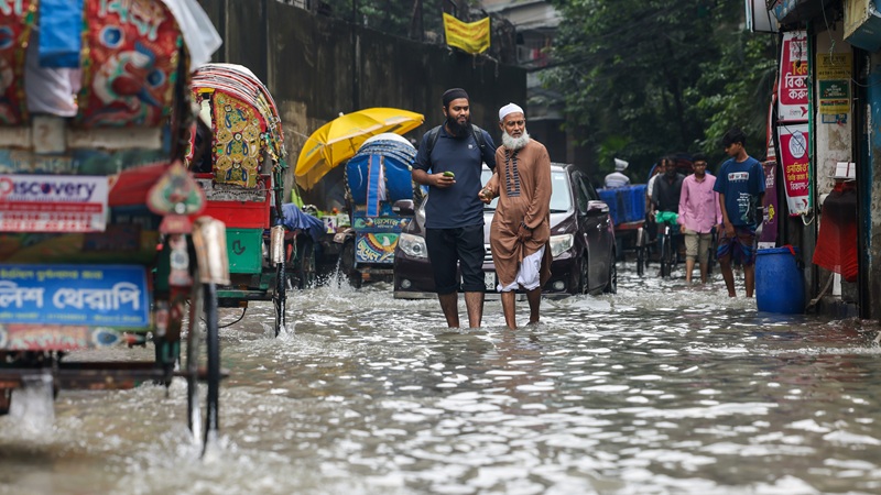 টানা বর্ষণে রাজধানীর বিভিন্ন এলাকায় জলাবদ্ধতা, চরম ভোগান্তি