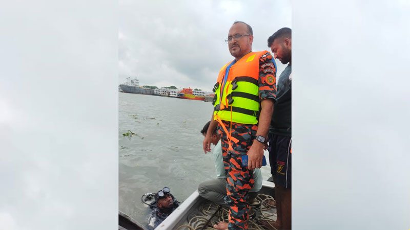 বুড়িগঙ্গায় ট্রলারডুবি, সাঁতরে তীরে উঠলেন নিখোঁজ ২ ব্যক্তি