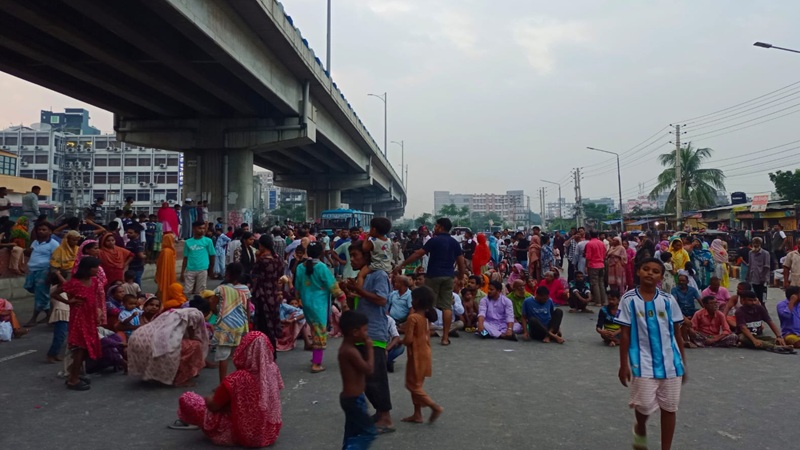পল্লবীতে জলাবদ্ধতা নিরসনের দাবিতে সড়ক অবরোধ, যান চলাচলে বিঘ্ন