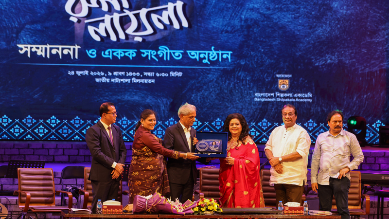 রুনা লায়লার হাতে সম্মাননা স্মারক তুলে দিচ্ছেন সংস্কৃতিমন্ত্রী