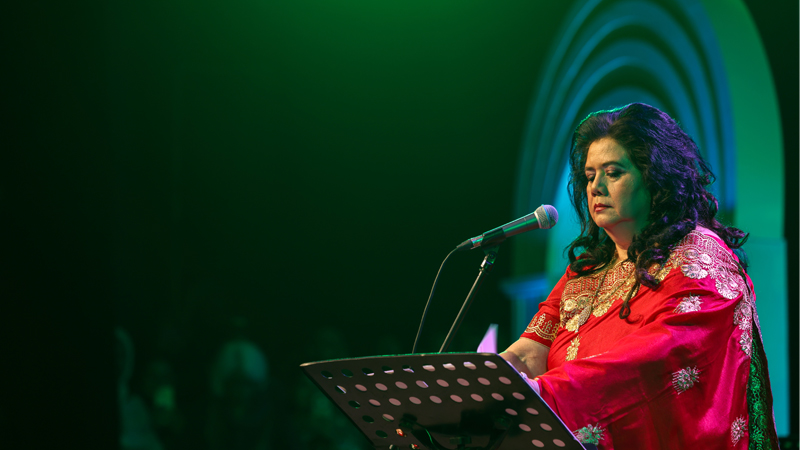 মনযোগ দিয়ে গানের কথা দেখছেন রুনা লায়লা