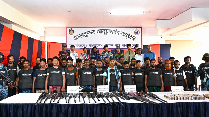 সুন্দরবনে ছোট জাহাঙ্গীর বাহিনীর ২৭ ডাকাতের আত্মসমর্পণ