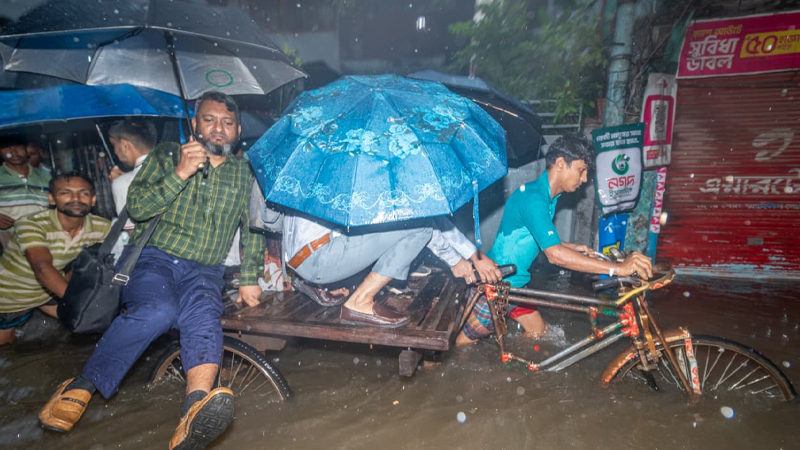 হাঁটু থেকে কোমরসমান পানিতে ডুবেছে ধানমন্ডি ও গ্রিন রোড