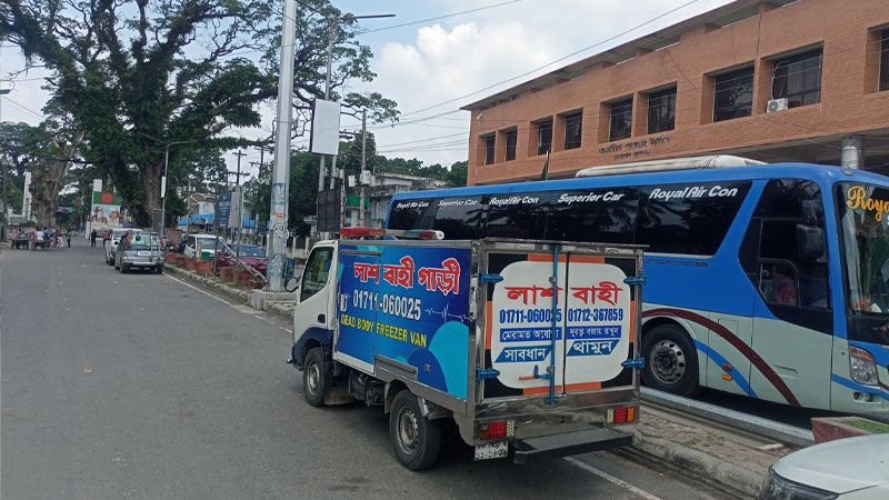 কলকাতায় নিহতদের কফিনের অপেক্ষায় স্বজনরা