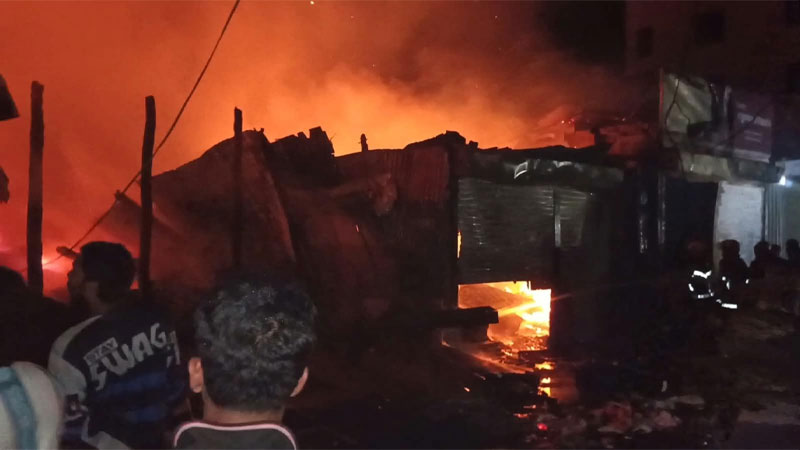 নেত্রকোনায় বড়বাজারে আগুন ৩ ঘন্টার চেষ্টায় নিয়ন্ত্রণে
