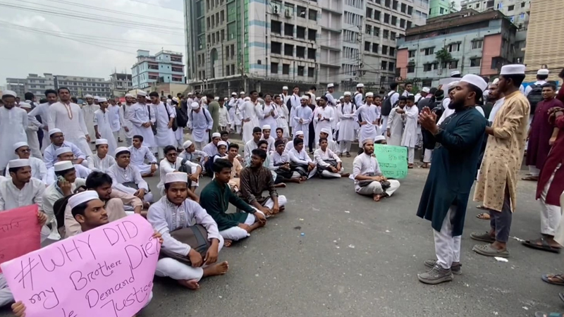 গাজীপুরে শিক্ষার্থী মৃত্যুর প্রতিবাদে সাড়ে ৩ ঘণ্টা মহাসড়ক অবরোধ গাজীপুরে শিক্ষার্থী ইয়াসিন আলীর মৃত্যুর প্রতিবাদে ঢাকা-ময়মনসিংহ মহাসড়ক অবরোধ করে শিক্ষার্থীদের বিক্ষোভ