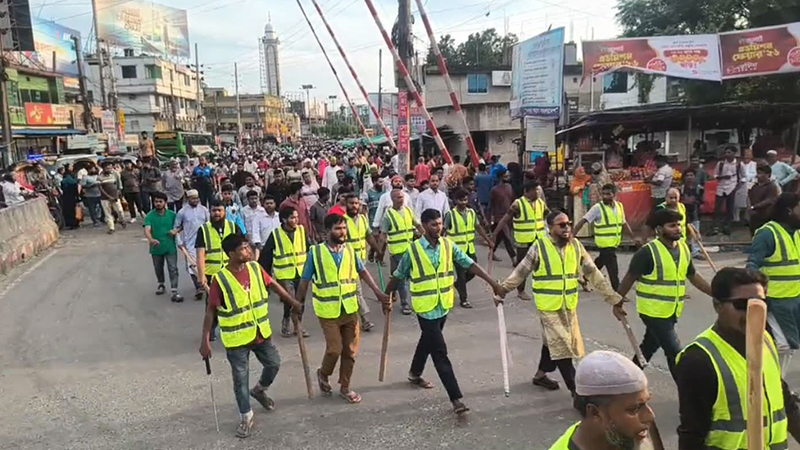 আমির হামজার ওপর হামলার প্রতিবাদে লাঠিসোঁটা হাতে জামায়াতের বিক্ষোভ