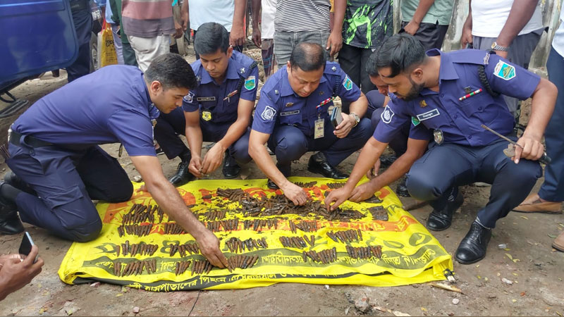 বগুড়ায় ড্রেন খুঁড়তে গিয়ে মিলল ৩৩৪টি এসএমজির কার্তুজ