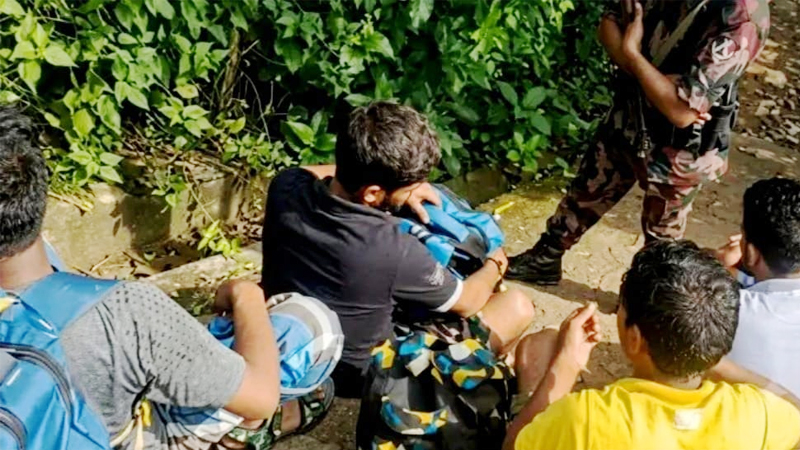 ভারত থেকে ফেরার পথে শেরপুর সীমান্তে ১২ বাংলাদেশি আটক