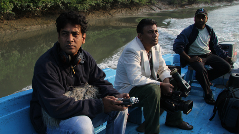 ছোট ভাই নাহিদ মাসুদের সঙ্গে তারেক মাসুদ।