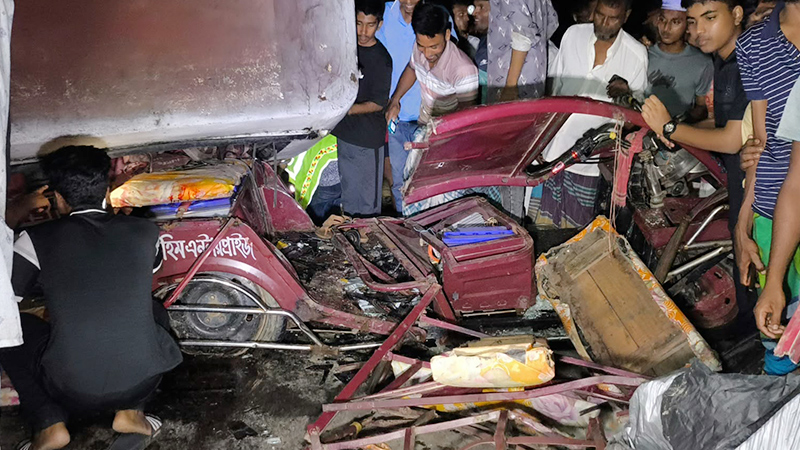 জামালপুরে ইজিবাইকের ওপর উল্টে পড়ল বাস, নিহত ৪