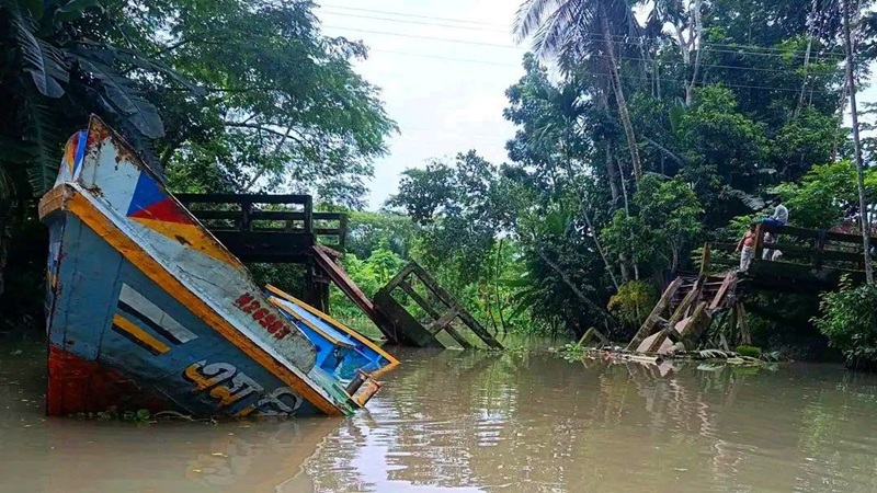 ঝালকাঠিতে বালুবাহী নৌযানের ধাক্কায় ভাঙল সেতু