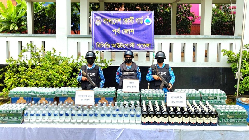 পতেঙ্গায় বিদেশি মদ ও ভারতীয় শাড়ি জব্দ করল কোস্ট গার্ড