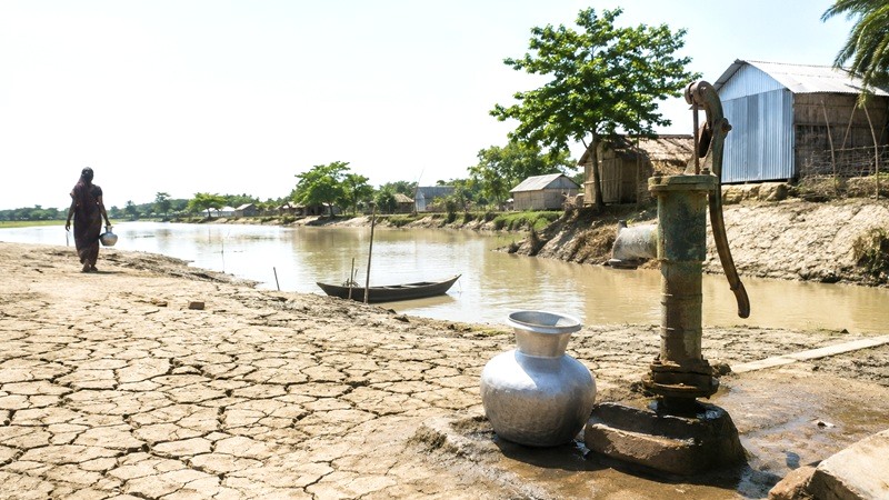 চারদিকে পানি, তবু তৃষ্ণায় ফেটে যায় বুক