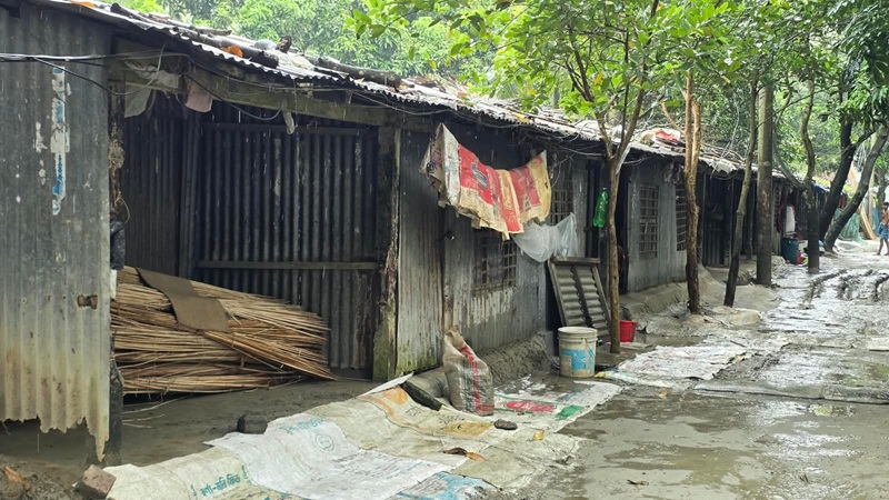 আশ্রয়ের ঘরেই আতঙ্ক, সংস্কারের অপেক্ষায় আড়াই দশক