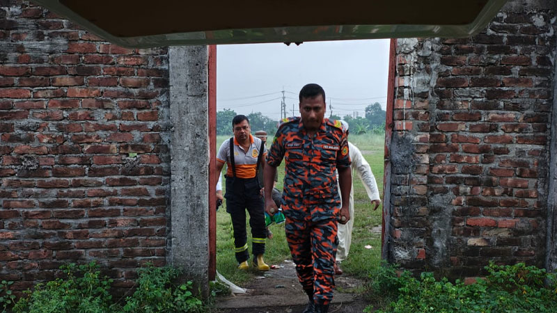 তার চুরি করতে গিয়ে বিদ্যুৎস্পৃষ্ট, বাঁচানোর জন্য ৯৯৯ নম্বরে ফোন
