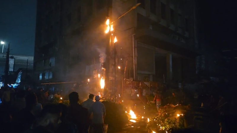 কারওয়ান বাজারে বৈদ্যুতিক খুঁটিতে আগুন