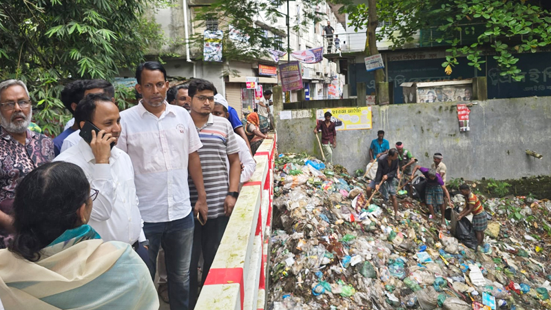 ‘হ্যালো ডিসি’তে অভিযোগ, মুহূর্তেই পরিষ্কার খালের ভাগাড়