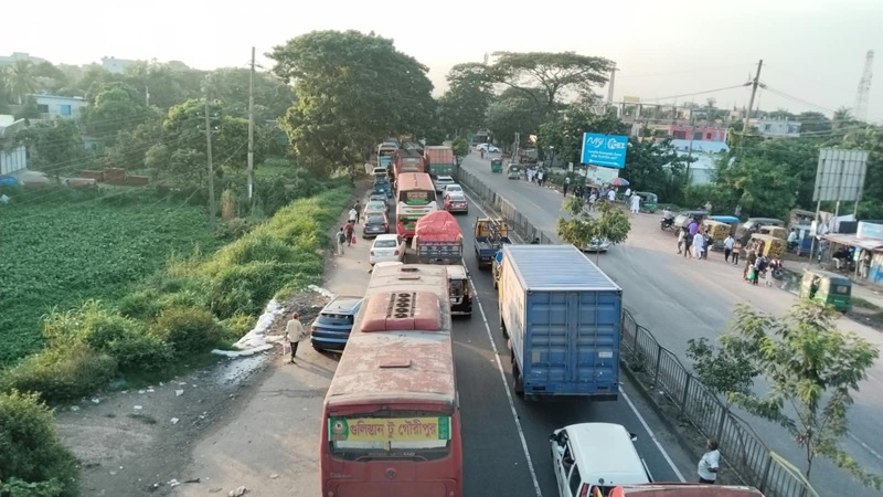 ঢাকা-চট্টগ্রাম মহাসড়কে ৪০ কিলোমিটার যানজট, ভোগান্তি