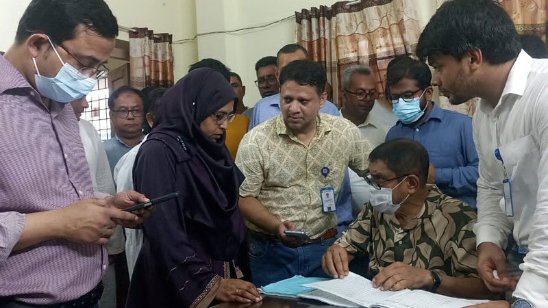 স্বাস্থ্য কমপ্লেক্স পরিদর্শনে গিয়ে ৩ নার্সকে বদলি করলেন স্বাস্থ্যমন্ত্রী