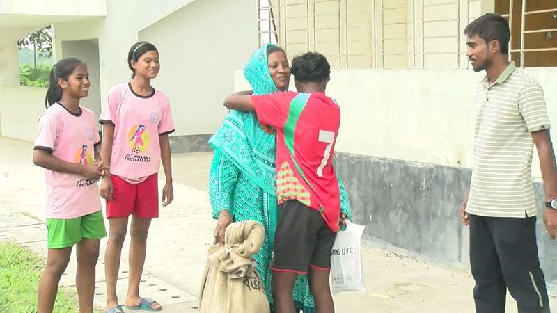 চ্যাম্পিয়ন ট্রফির চেয়েও বড় ছিল মাকে ফিরে পাওয়া তিন মাস পর পালিচড়া স্টেডিয়ামে মা মাতি মাই হেমরনের সঙ্গে দেখা করে আবেগাপ্লুত নতুন কুড়ি স্পোর্টস-২০২৬ চ্যাম্পিয়ন স্মৃতি কিসকু