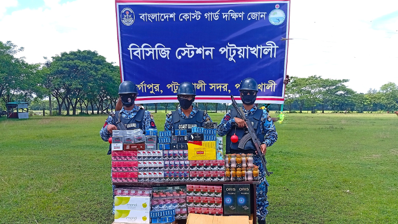 পটুয়াখালীতে কোস্ট গার্ডের অভিযানে নকল ও বিদেশি সিগারেট জব্দ