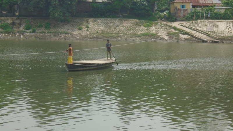 ৫৬ বছরেও সেতুর দেখা পায়নি তিন নান্দিনা, নৌকায় ভরসা মানুষের