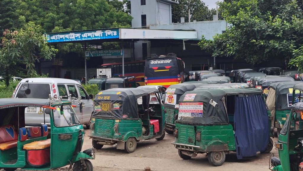 গ্যাস সংকটে স্থবির সিরাজগঞ্জের পরিবহন ব্যবস্থা